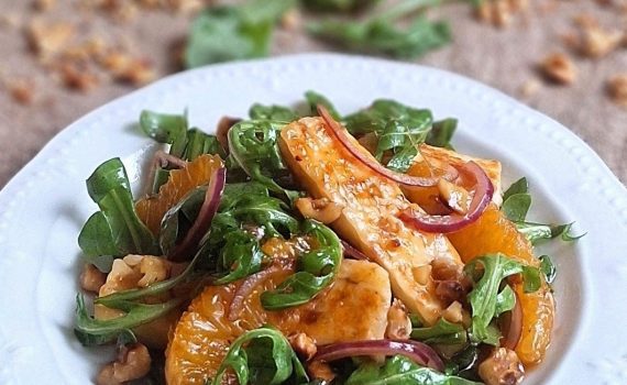 Sałatka z serem halloumi i pomarańczami