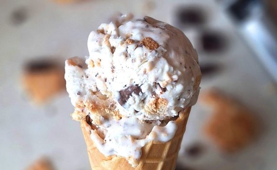 Lody z herbatnikami i czekoladą