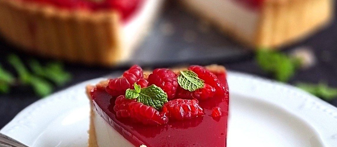 Tarta z panna cottą i malinami