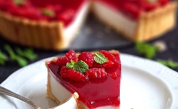 Tarta z panna cottą i malinami